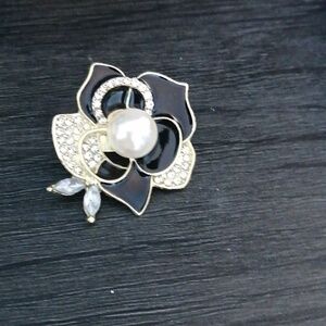 Black flower brooche